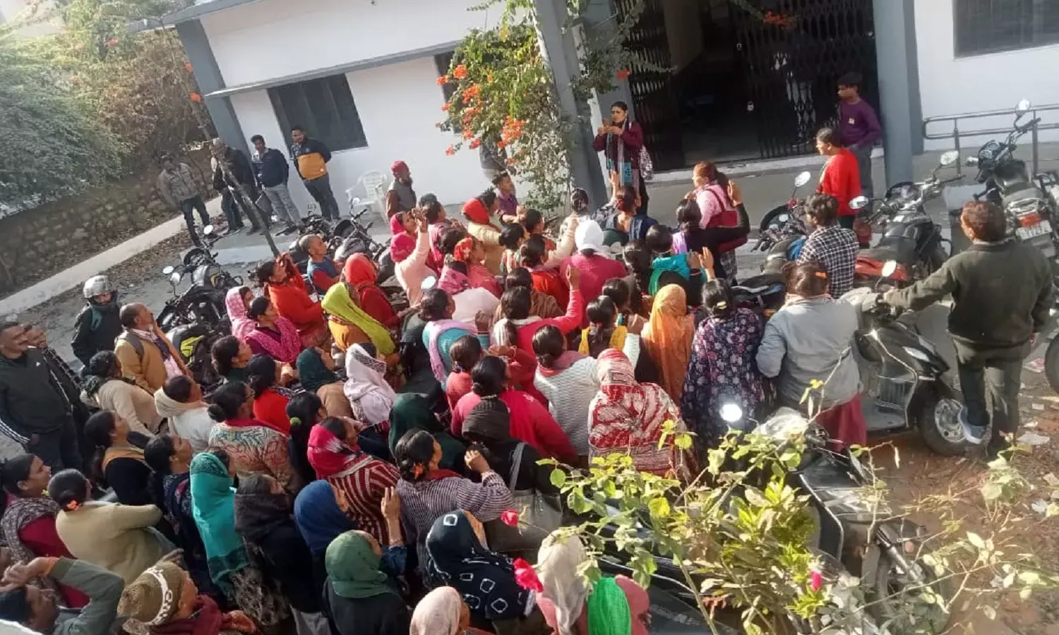 वनग्राम पूछड़ी के लोगों की बेदखली के खिलाफ आंदोलन के लिए आयोजित बैठक में पुलिस ने डाला खलल, आंदोलनकारियों ने धामी सरकार पर जड़े गंभीर आरोप वनग्राम पूछड़ी के लोगों की बेदखली के खिलाफ आंदोलन के लिए आयोजित बैठक में पुलिस ने डाला खलल, आंदोलनकारियों ने धामी सरकार पर जड़े गंभीर आरोप