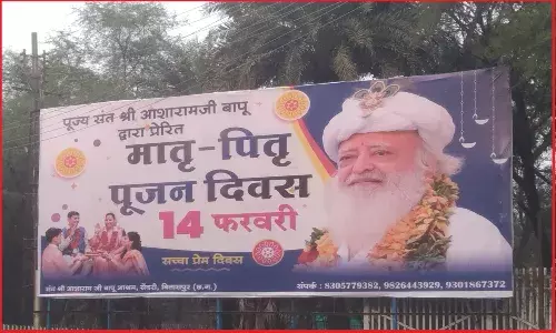 वेलेंटाइन डे को मातृ-पितृ पूजन दिवस के बतौर मनाने की अपील के साथ दुष्कर्म के दोषी आसाराम के नाम से लगे दर्जनों होर्डिंग, जनता में भारी आक्रोश