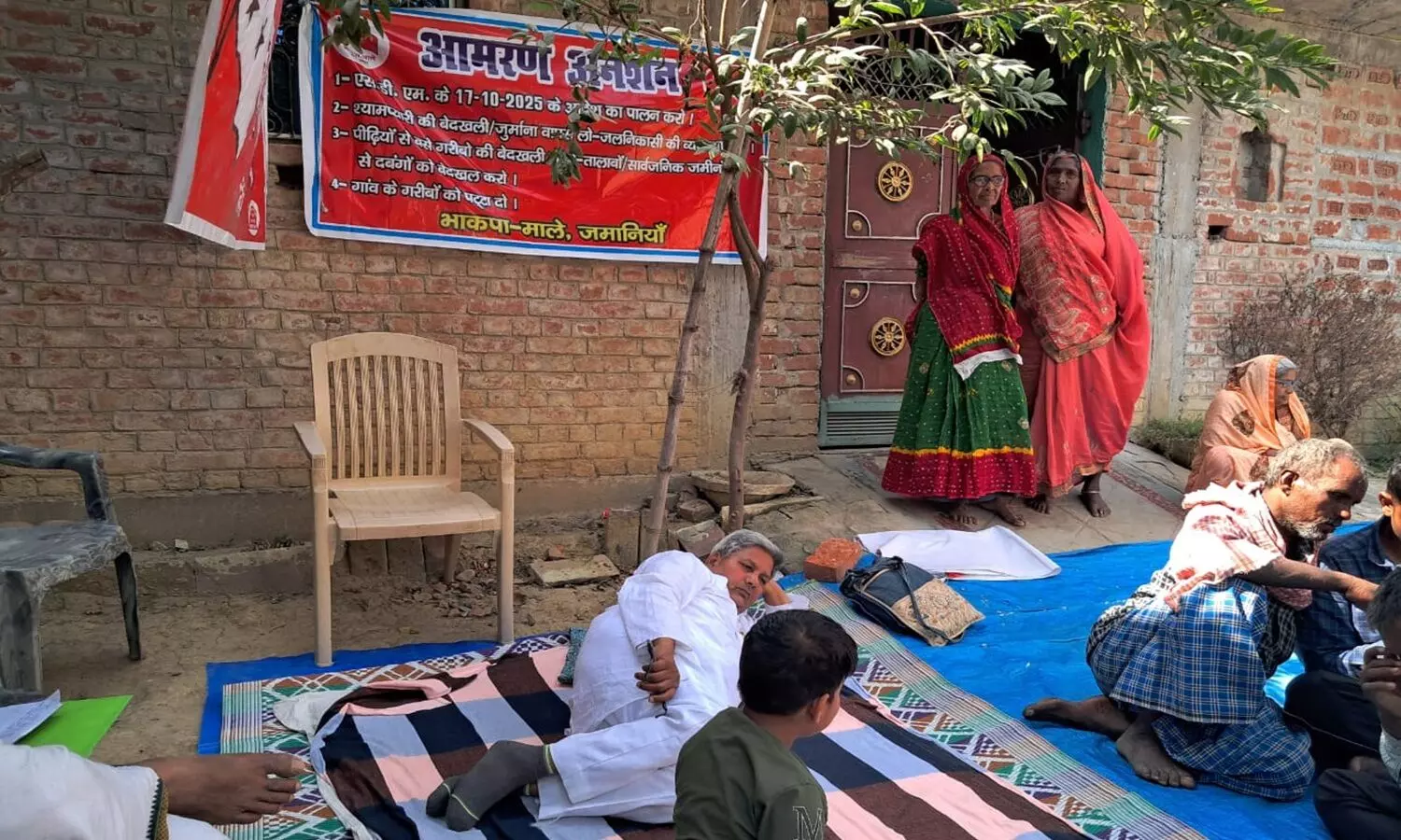 गाजीपुर में बुलडोजर राज के खिलाफ अनशन पर माले नेता ईश्वरी प्रसाद कुशवाहा, कहा इस दमनकारी राज के शिकार गरीब, दलित और आदिवासी गाजीपुर में बुलडोजर राज के खिलाफ अनशन पर माले नेता ईश्वरी प्रसाद कुशवाहा, कहा इस दमनकारी राज के शिकार गरीब, दलित और आदिवासी