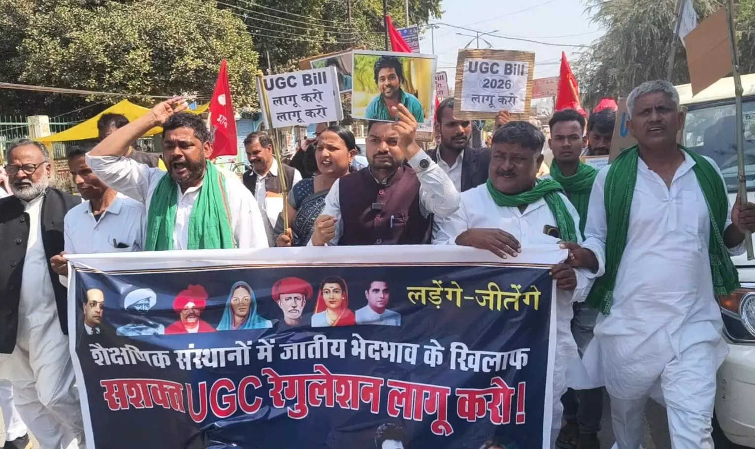 आजमगढ़ में यूजीसी रेगुलेशन लागू करने और जेएनयू के छात्रों के उत्पीड़न के खिलाफ प्रदर्शन आजमगढ़ में यूजीसी रेगुलेशन लागू करने और जेएनयू के छात्रों के उत्पीड़न के खिलाफ प्रदर्शन