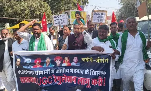 आजमगढ़ में यूजीसी रेगुलेशन लागू करने और जेएनयू के छात्रों के उत्पीड़न के खिलाफ प्रदर्शन