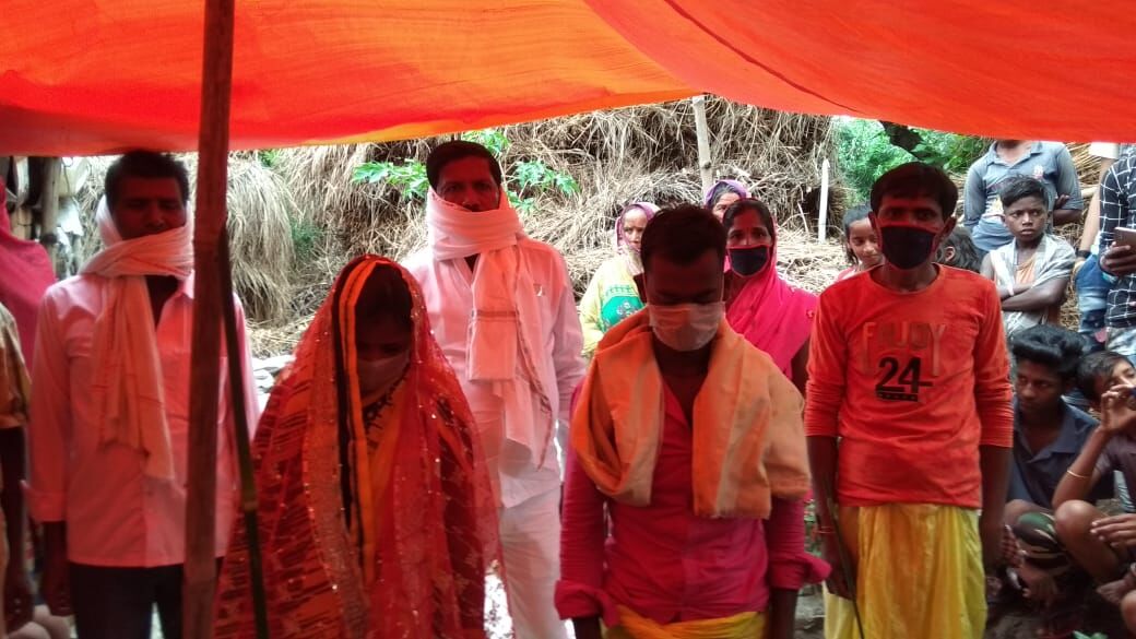 लॉकडाउन के कारण टल गयी शादी, मंगेतर पहुंच गया भावी दुल्हन से मिलने तो ग्रामीणों ने पकड़कर बिना दहेज करा दी शादी