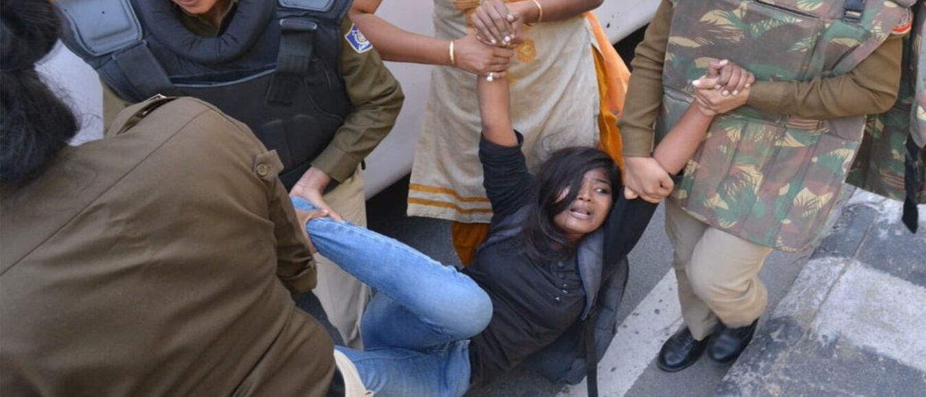 JNU Live : संसद मार्च कर रहे प्रदर्शनकारी जेएनयू छात्रों को पुलिस ने हिंसक तरीके से रोका, भाजीं लाठियां