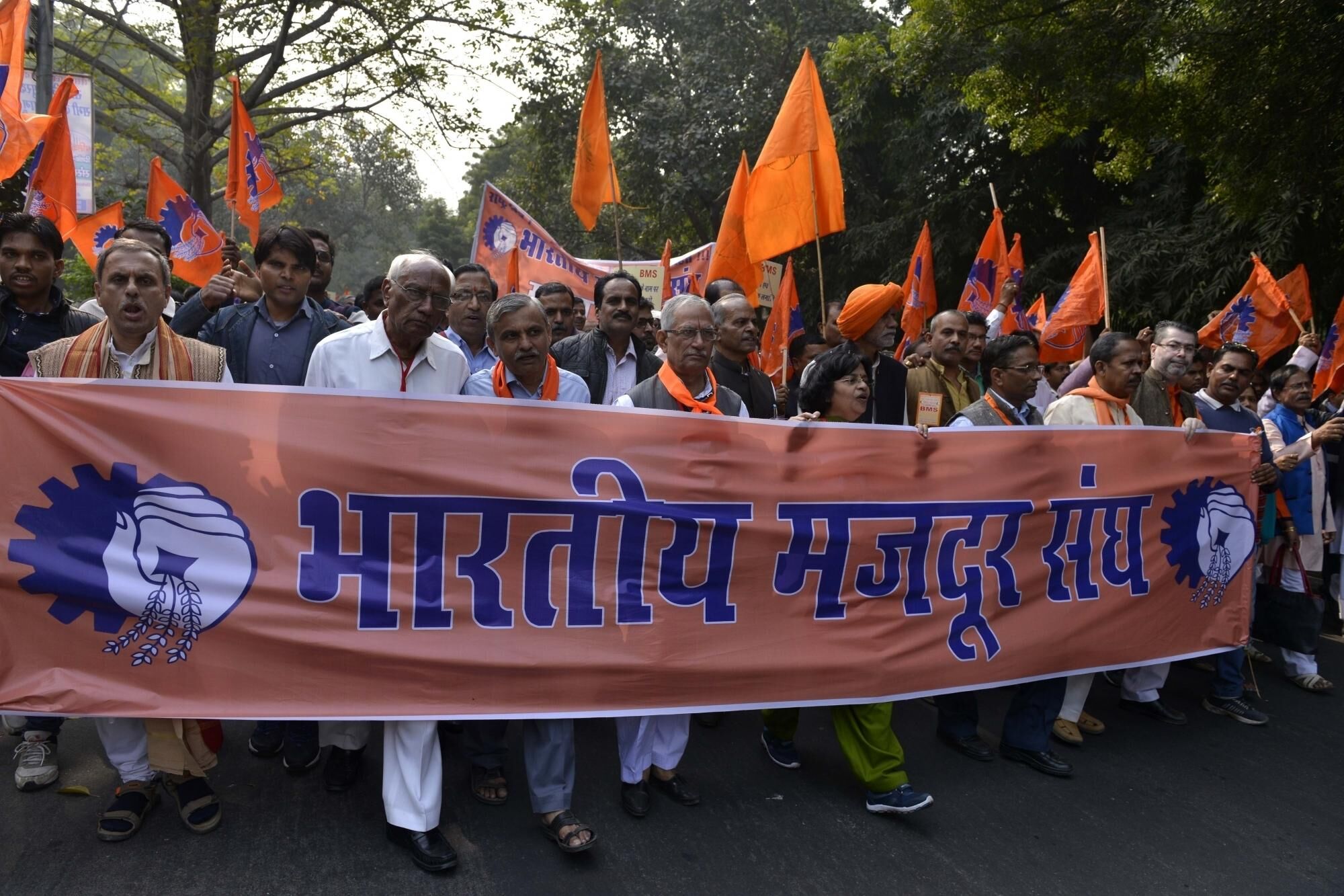 मोदी सरकार के खिलाफ आया RSS से जुड़ा मजदूर संघ, कहा- पूर्वजों की बनाई संपत्ति बेचने का हक नहीं