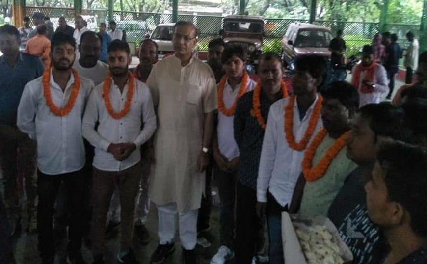 मोदी के मंत्री ने किया 8 गौ आतंकियों का जमानत मिलने पर फूल माला से स्वागत