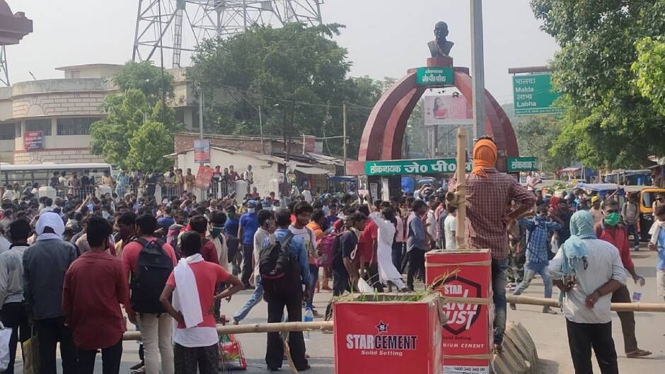 बिहार के कटिहार में श्रमिक एक्सप्रेस से उतरे भूखे-प्यासे श्रमिकों ने किया हंगामा तो पुलिस ने बरसाईं लाठियां