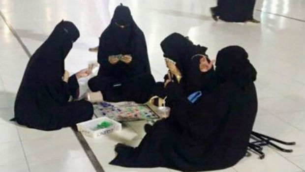 मस्जिद में ताश खेलती बुर्काधारी महिलाओं की फोटो हुई वायरल