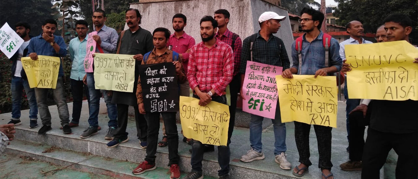 फीस वृद्धि के खिलाफ JNU के छात्रों को इलाहाबाद का समर्थन, मानव श्रृंखला बनाकर प्रदर्शन किया