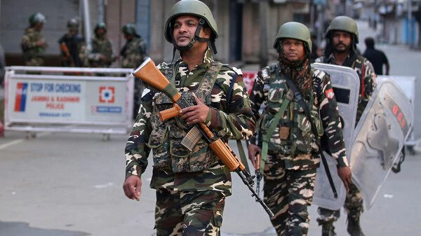 अभी-अभी : कश्मीर के लालचौक पर ग्रैनेड हमला, 2 जवानों समेत 4 लोग घायल