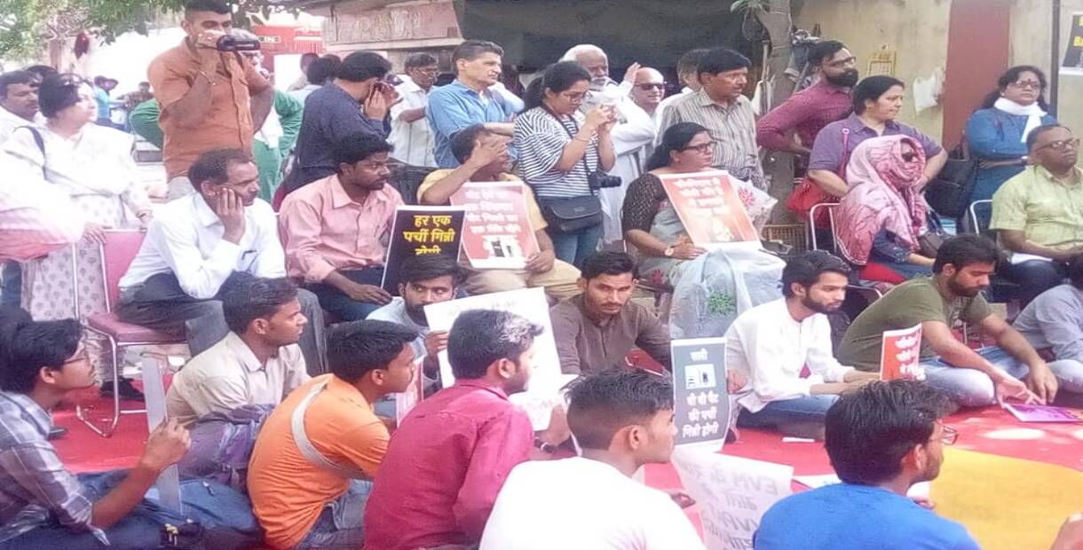 दिल्ली में प्रदर्शनकारियों की मांग, बंद हो ईवीएम से चुनाव