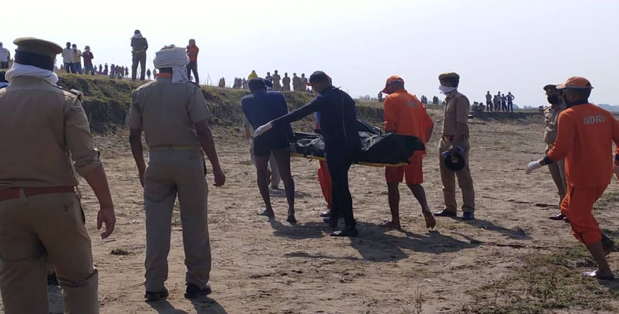 UP के फतेहपुर में लॉकडाउन ड्यूटी पर तैनात दरोगा-सिपाही समेत 3 की यमुना में डूबने से हुई मौत, लाशें बरामद