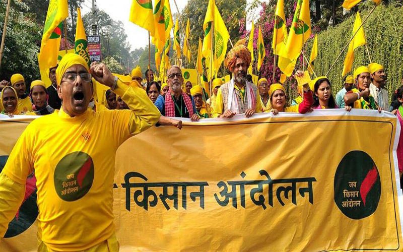 हजारों किसानों ने किया बिजवासन से रामलीला मैदान तक 25 किमी पैदल मार्च