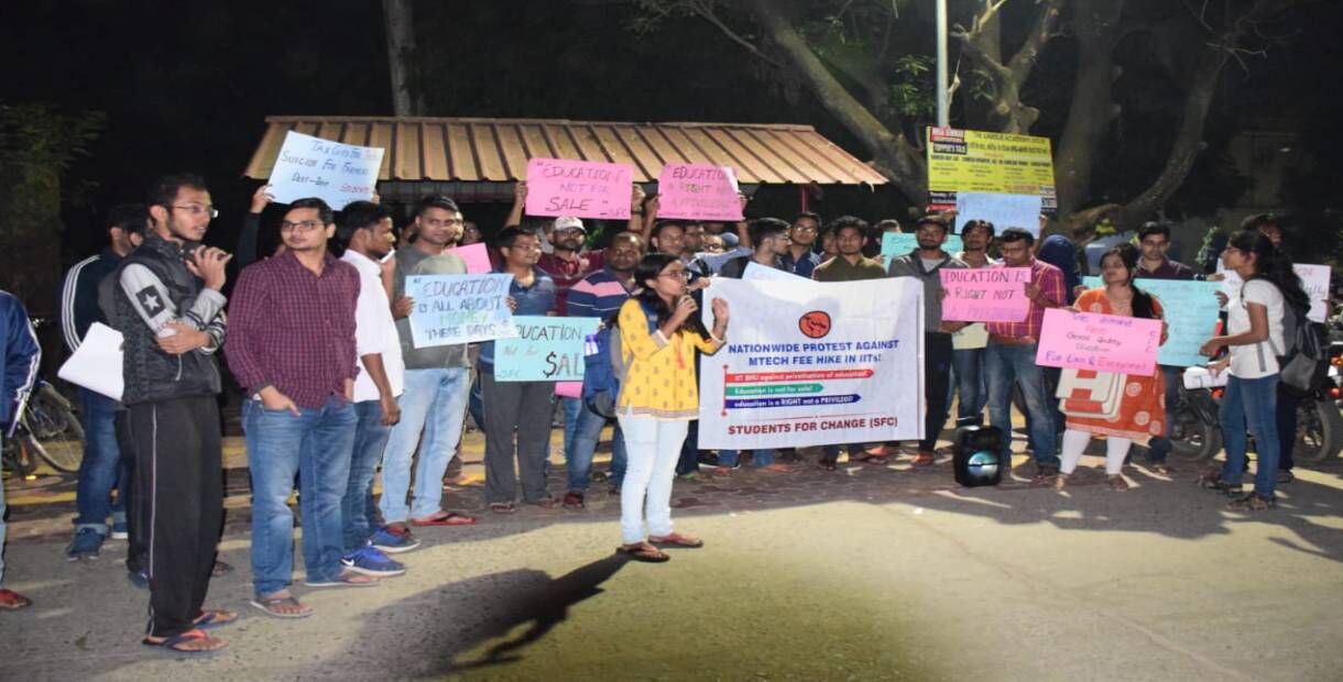 बीएचयू IIT में फीस वृद्धि के खिलाफ छात्रों का प्रदर्शन, कहा कहा हमें नहीं चाहिए निशंक के हाथों डिग्री
