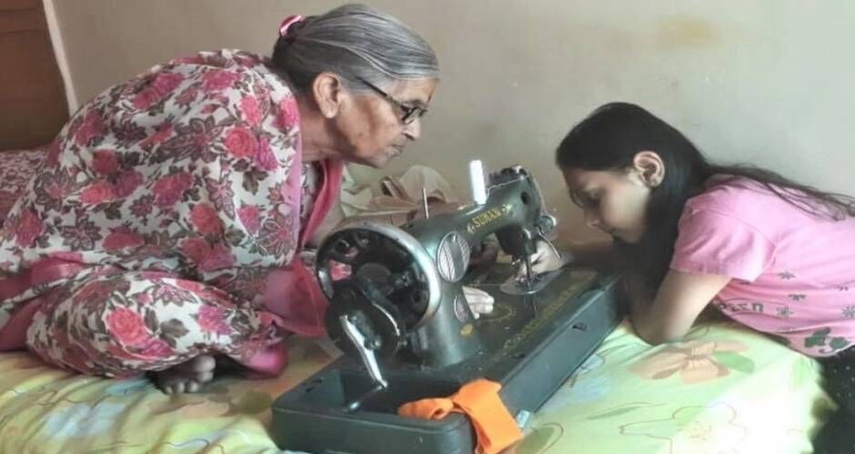 जयपुर : 79 वर्षीया माया शर्मा हर रोज़ 4-5 घंटे बैठकर बनाती हैं ज़रूरतमंदों के लिए मास्क
