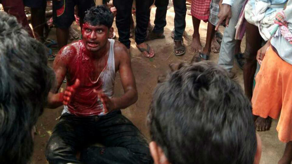 बंगाल में सड़क किनारे गाय बांधने पर भीड़ ने पीट-पीटकर उतार दिया मौत के घाट