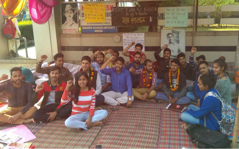 महर्षि दयानंद विश्वविद्यालय लेट फीस के नाम पर वसूल रहा 5,000 रुपए, विरोध में छात्र बैठे भूख हड़ताल पर