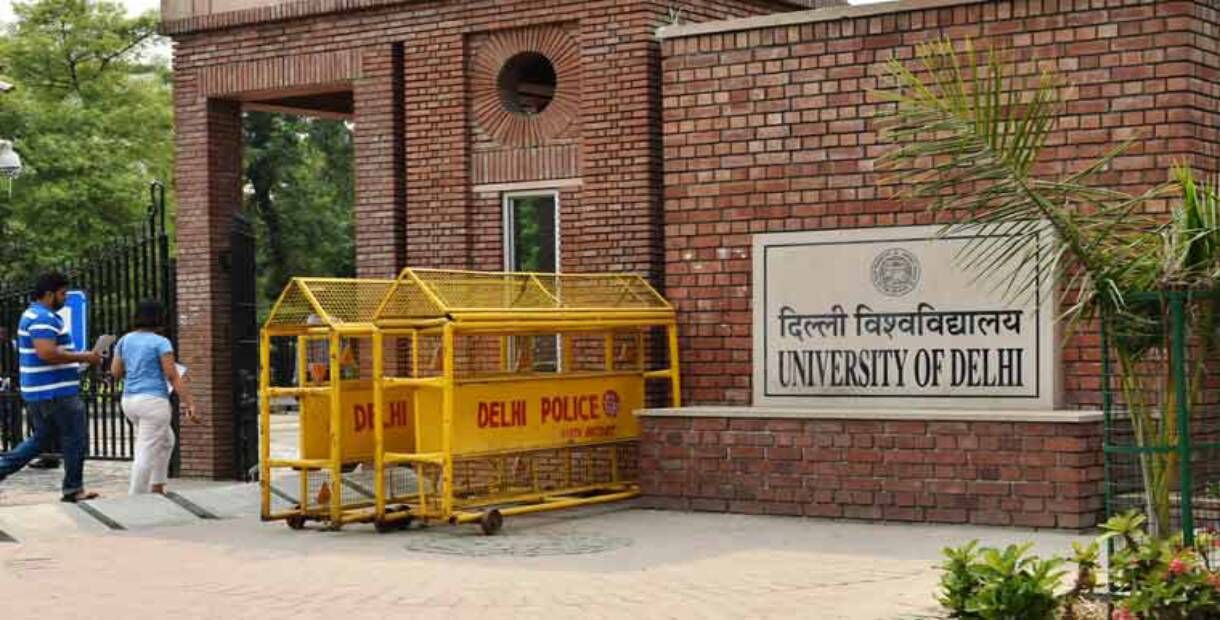 दिल्ली विश्वविद्यालय में छात्रों का विरोध प्रदर्शन, 39 मंजिला निजी बिल्डिंग बनाने का कर रहे हैं विरोध