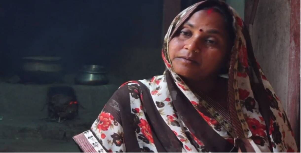उज्ज्वला योजना की ब्रांड एम्बेसडर गुड्डी देवी लकड़ी पर पकाती हैं खाना 