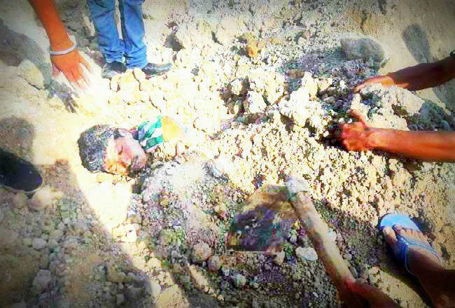 अमानवीयता : मध्यप्रदेश में सोते मजदूर पर मिट्टी का ढेर खाली कर चला गया डंफर