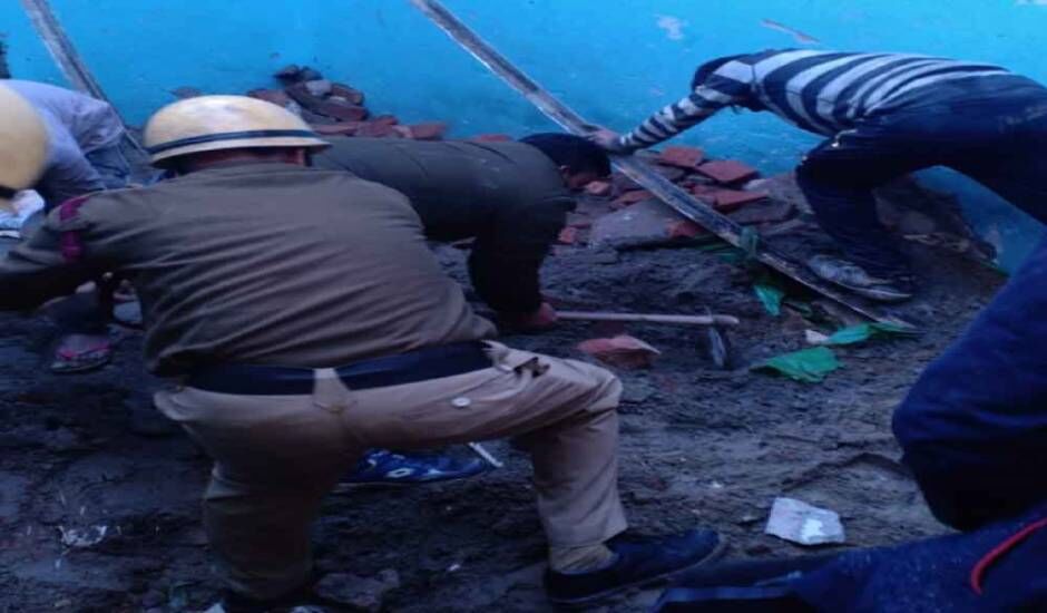 दिल्ली के भजनपुरा में निर्माणाधीन इमारत गिरने से 4 छात्रों और ट्यूटर की मौत, कई गंभीर रूप से घायल