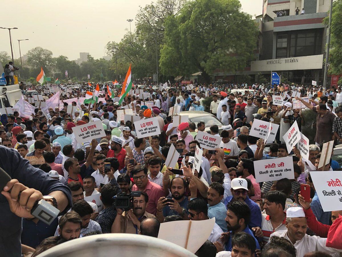 केजरीवाल के समर्थन में दिल्ली की जनता उतरी सड़कों पर और बीजेपी पहुंची बैकफुट पर