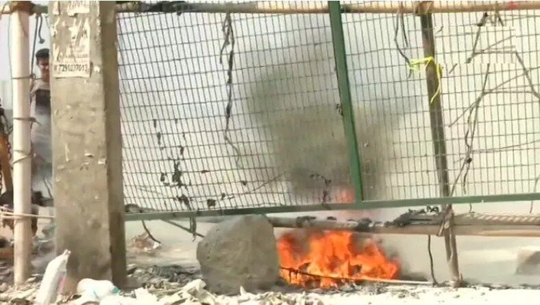 अभी-अभी : जनता कर्फ्यू के बीच शाहीन बाग में CAA प्रदर्शनस्थल के पास पेट्रोल बम फेंका गया!