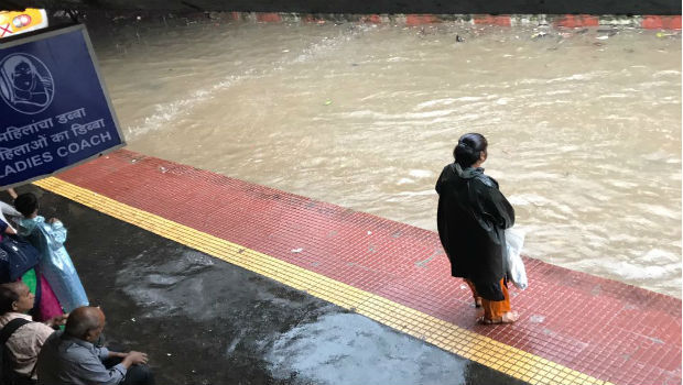 बारिश में थम गई मुंबई