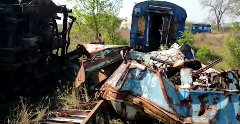 इंदौर-पटना एक्सप्रेस रेल हादसे के 4 साल बाद भी नहीं हटाए गए डिब्बे, स्थानीय लोगों को हो रहीं परेशानियां
