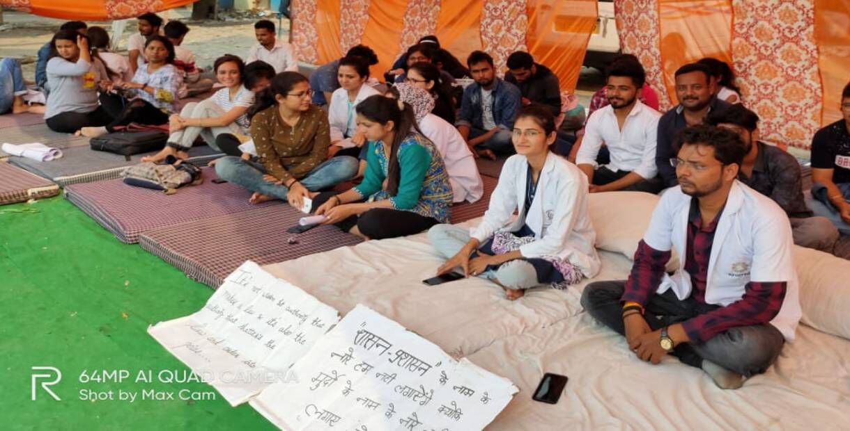 उत्तराखंड में हिमालयी आयुर्वेदिक मेडिकल कॉलेज के छात्र फीस वृद्धि के खिलाफ आमरण अनशन पर