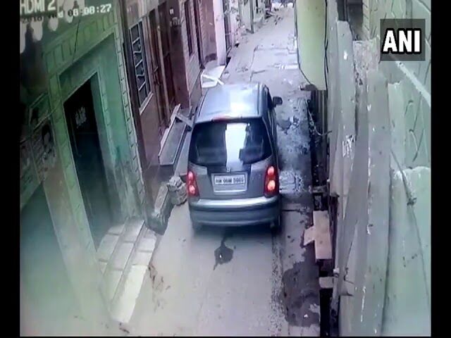 नवजात को दूसरे के घर के आगे रखकर भागने वाली महिला का वीडियो हुआ वायरल, पुलिस जुटी तलाश में