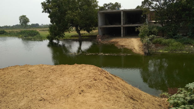 मुख्यमंत्री के शहर गोरखपुर में भू-माफिया कर रहा तालाब पर कब्जा, प्रशासन ने साधी चुप्पी