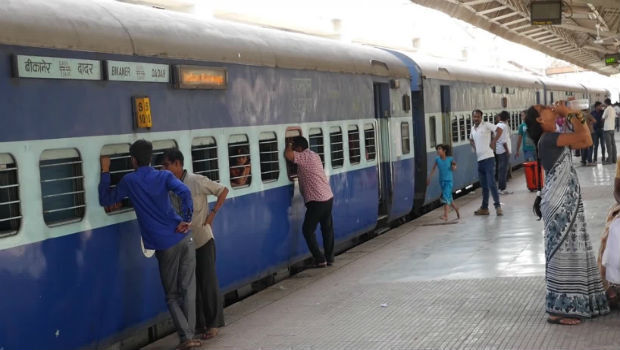 रेल मंत्री ने दी रेलवे अफसरों को वार्निंग, हुईं ट्रेनें लेट तो प्रमोशन पर लग सकता है ब्रेक