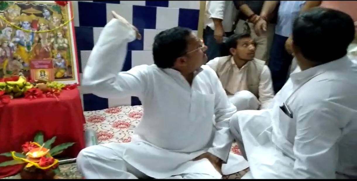 पूजास्थल पर बैठकर भाजपा सांसद ने कार्यकर्ता को दीं मां-बहन की गालियां, वीडियो हो रहा वायरल