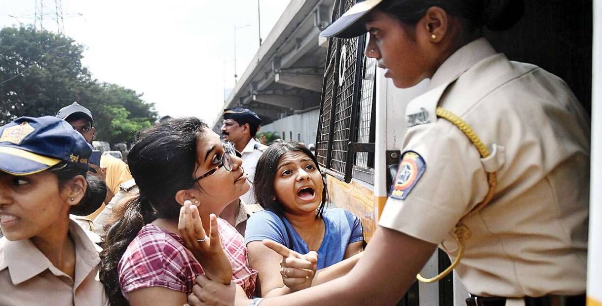 मुंबई में पेड़ों की कटाई का विरोध कर रहे 200 लोगों की गिरफ्तारी, गिरफ्तारों में कई ​छात्र जिनकी है 7 अक्टूबर को परीक्षा