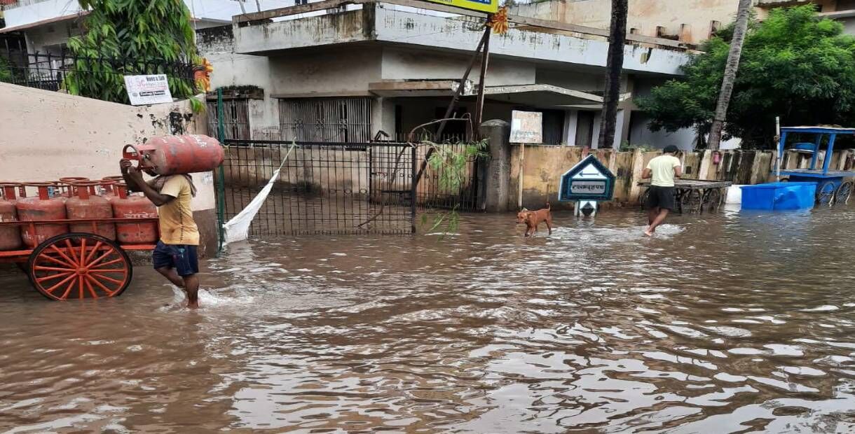 पटना में बाढ़ के बाद बीमारियों से आएगी असली आफत, प्रशासन को भी नहीं पता किधर से निकलेगा पानी