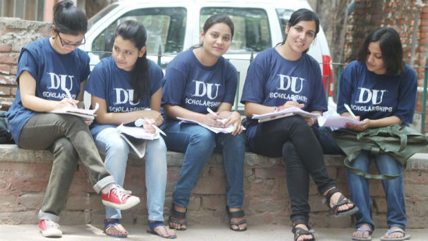 दिल्ली विश्वविद्यालय छात्रों से फीस लेता है या हफ्तावसूली करता है