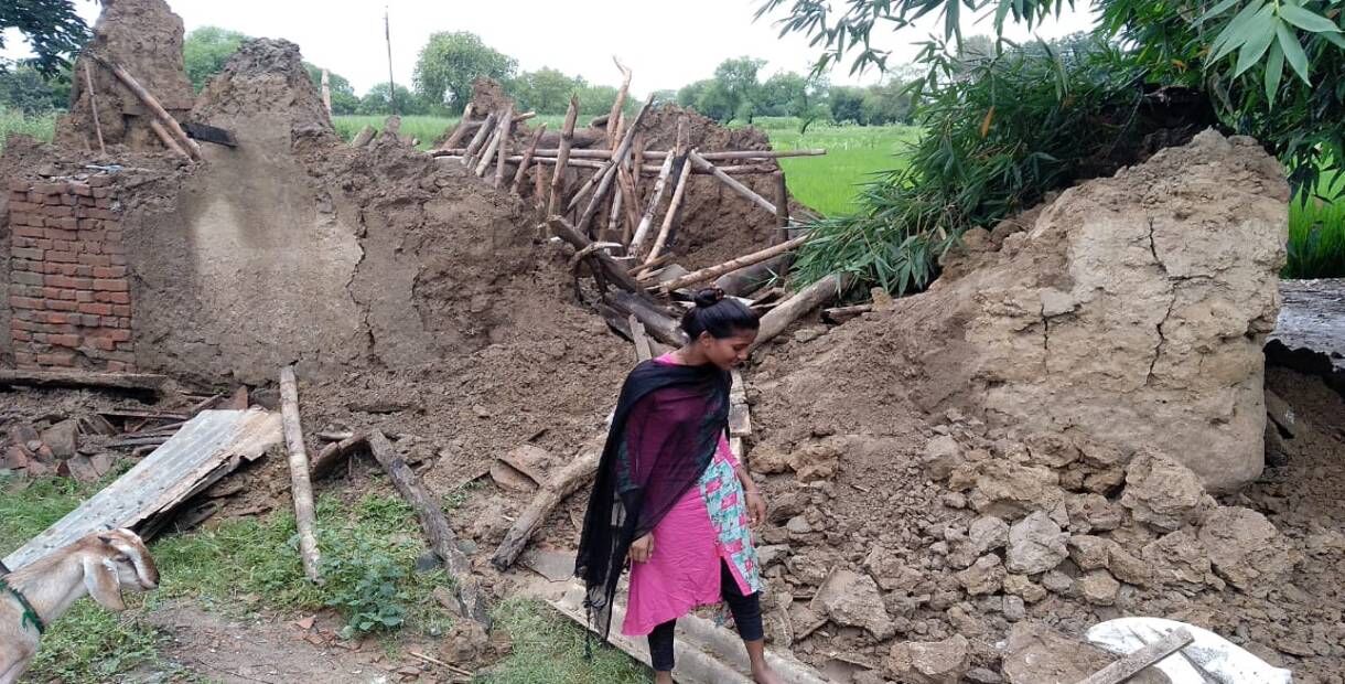 आजमगढ़ में बाढ़ से हालात हुए भयावह, तीन गांवों में अब तक ढह चुके हैं 56 मकान