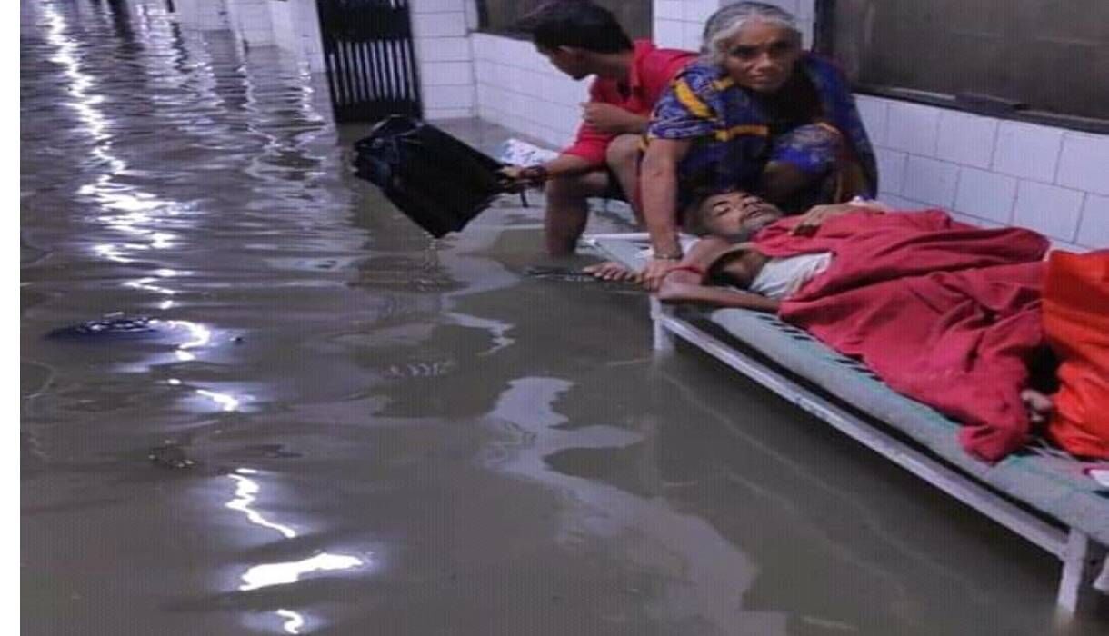 बिहार में बाढ़ से अब तक 2 दर्जन की मौत, मुख्यमंत्री नीतीश बोले, क्या करें कुदरत पर किसका काबू