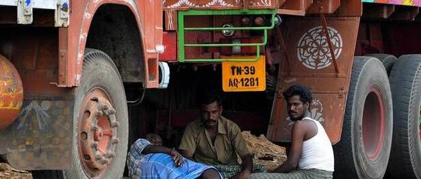 ट्रक ड्राईवर सिर्फ दो विभागों को हर साल देते हैं 48 हजार करोड़ रुपए की घूस