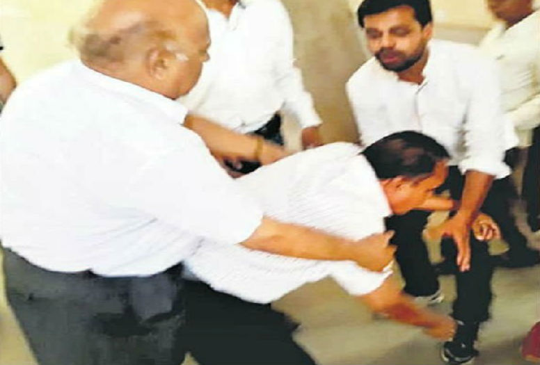एबीवीपी छात्र नेता की गुंडागर्दी ऐसी कि प्रोफेसर ने पैर पकड़कर मांगी माफी