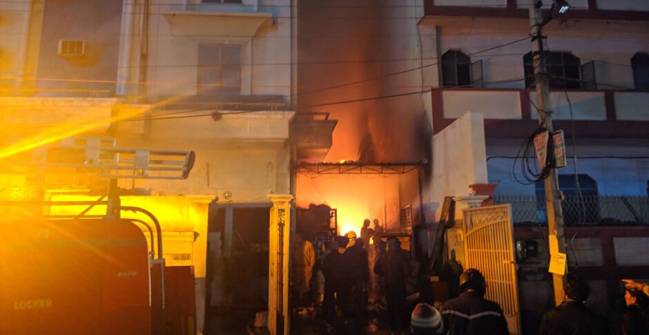 पूर्वी दिल्ली के पटपड़गंज की फैक्ट्री लगी भीषण आग, एक व्यक्ति की मौत, हालात को काबू में करने की कोशिशें जारी