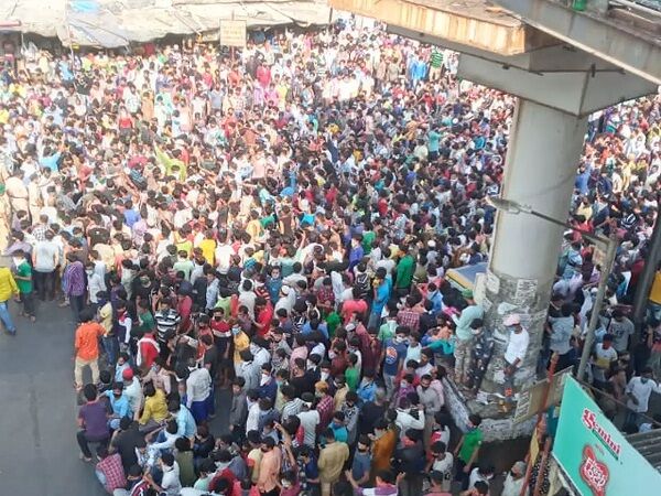 लॉकडाउन की मार : भूखे मजदूरों का टूटा धैर्य का बांध, बांद्रा स्टेशन पर उतरा जनसैलाब, पुलिस ने किया लाठीचार्ज