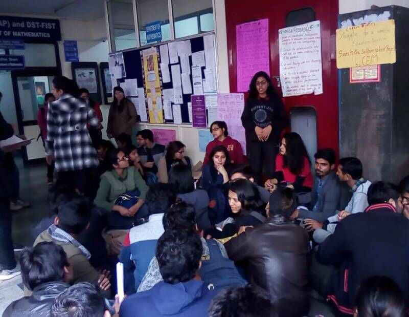 डीयू मैथ विभाग के धरनारत छात्रों को हिंसक तरीके से उठाया पुलिस ने, विरोध में सामूहिक रिजाइन करेंगे छात्र