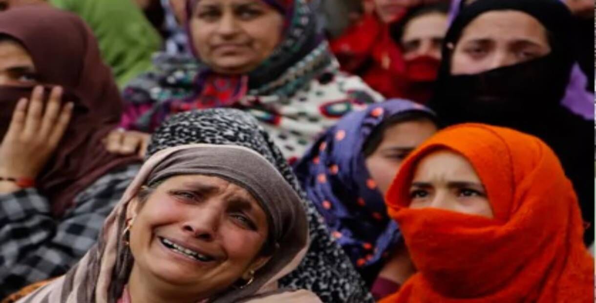 कश्मीर : जहां सैन्य शिविरों के बाहर खड़ी मांएं करती हैं बच्चों की रिहाई का इंतज़ार