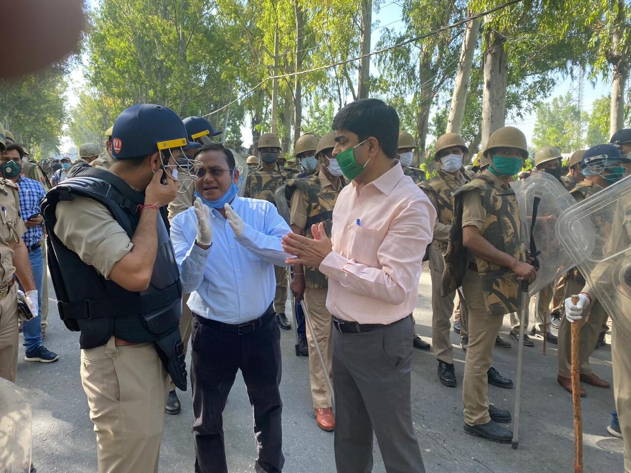 UP के सहारनपुर में अंबाला नेशनल हाइवे पर प्रवासी मजदूरों ने किया हंगामा, घर जाने की मांग को लेकर हुए उग्र