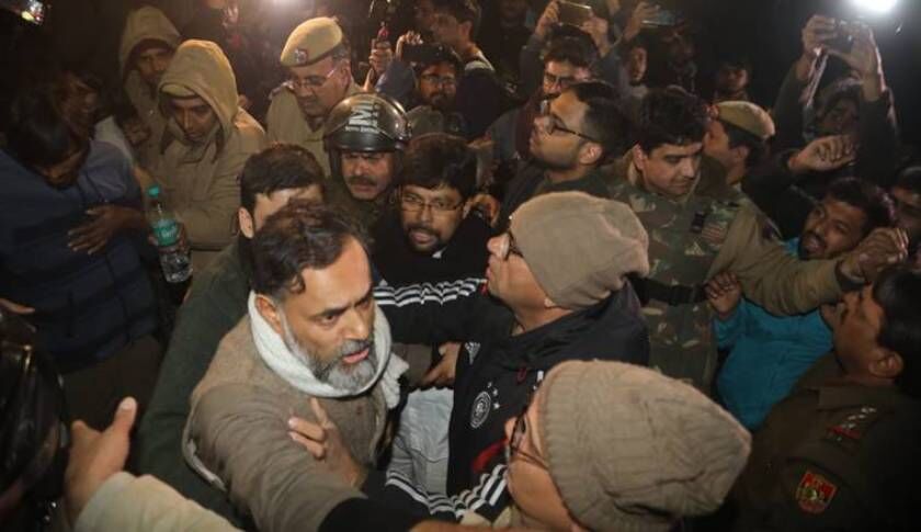 योगेंद्र यादव के साथ पुलिस और मीडिया की मौजूदगी में ABVP ने की मारपीट