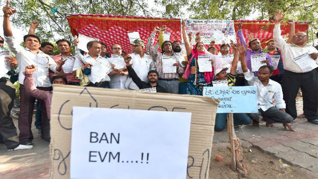 गुजरात चुनाव में सोशल मीडिया पर ट्रेंड कर रहा है #banEVM मूवमेंट