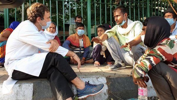 पैदल जा रहे प्रवासी मजदूरों से मिले राहुल गांधी, गाड़ियों से घरों को भेजने का किया इंतजाम