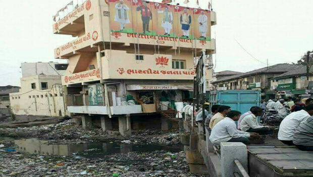 गुजरात में भाजपा कार्यालय का यह हाल तो शहर किस हाल में होंगे