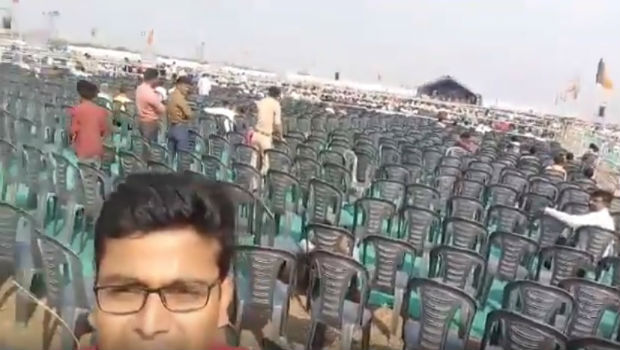 यह मोदी की चुनावी सभा है जिसमें कुर्सियां पड़ी हैं खाली